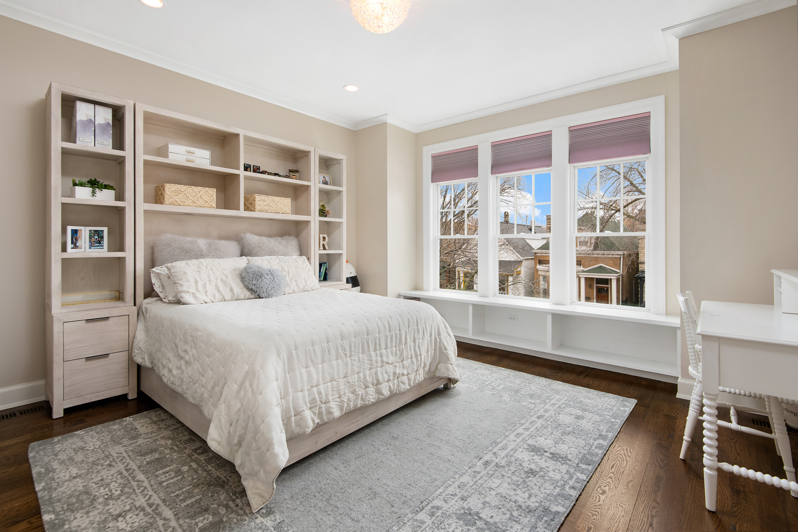 3649 N Paulina Street