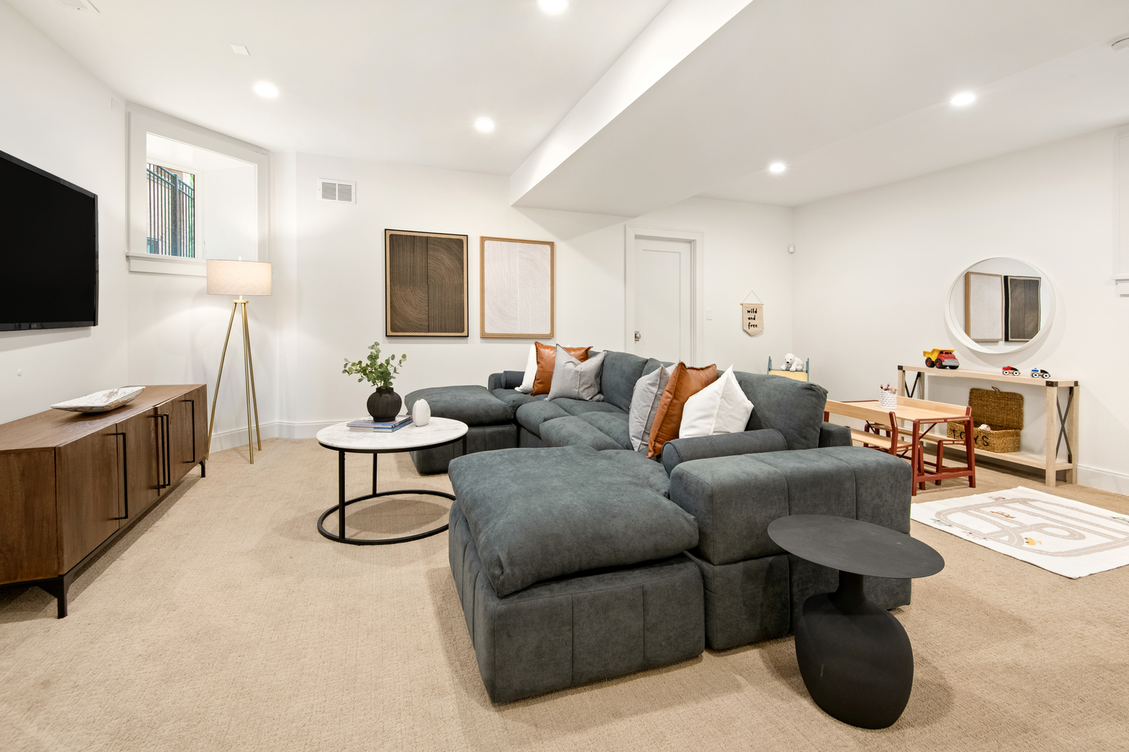 1319 W Cornelia Avenue