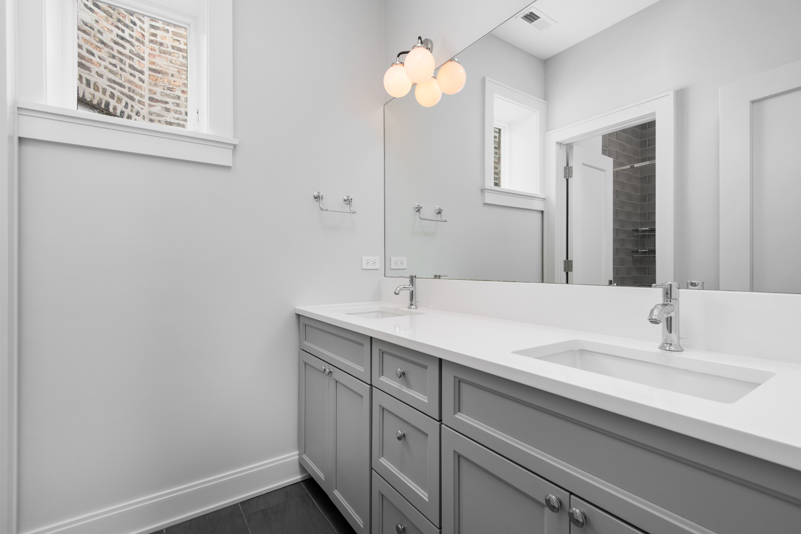 1319 W Cornelia Avenue