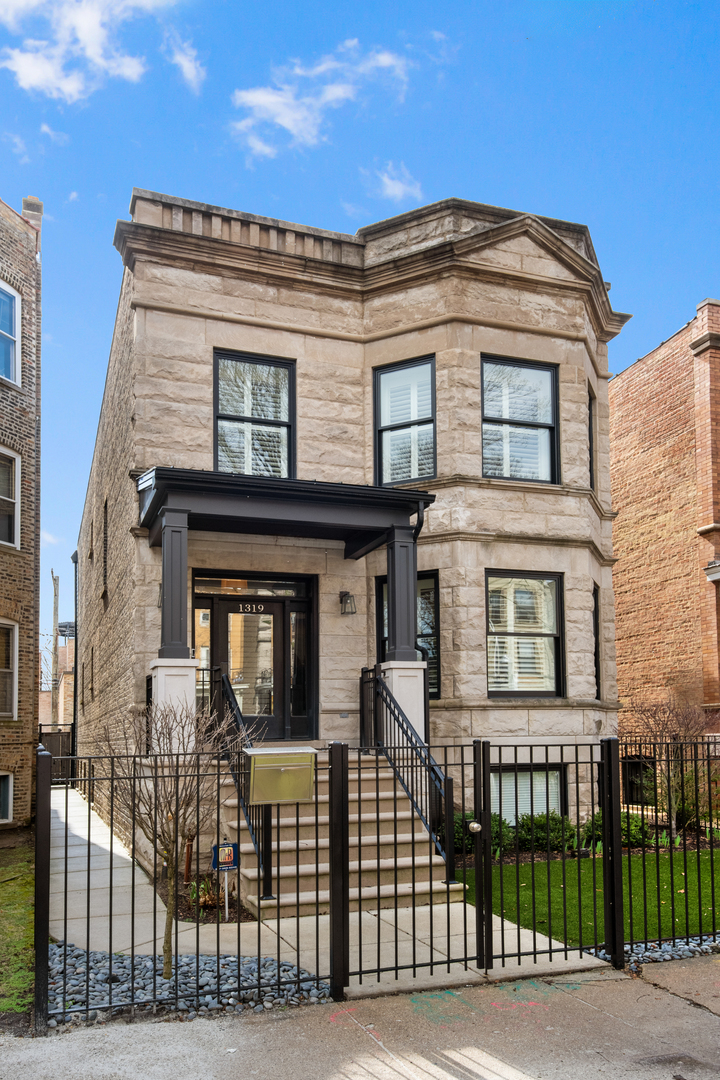 1319 W Cornelia Avenue