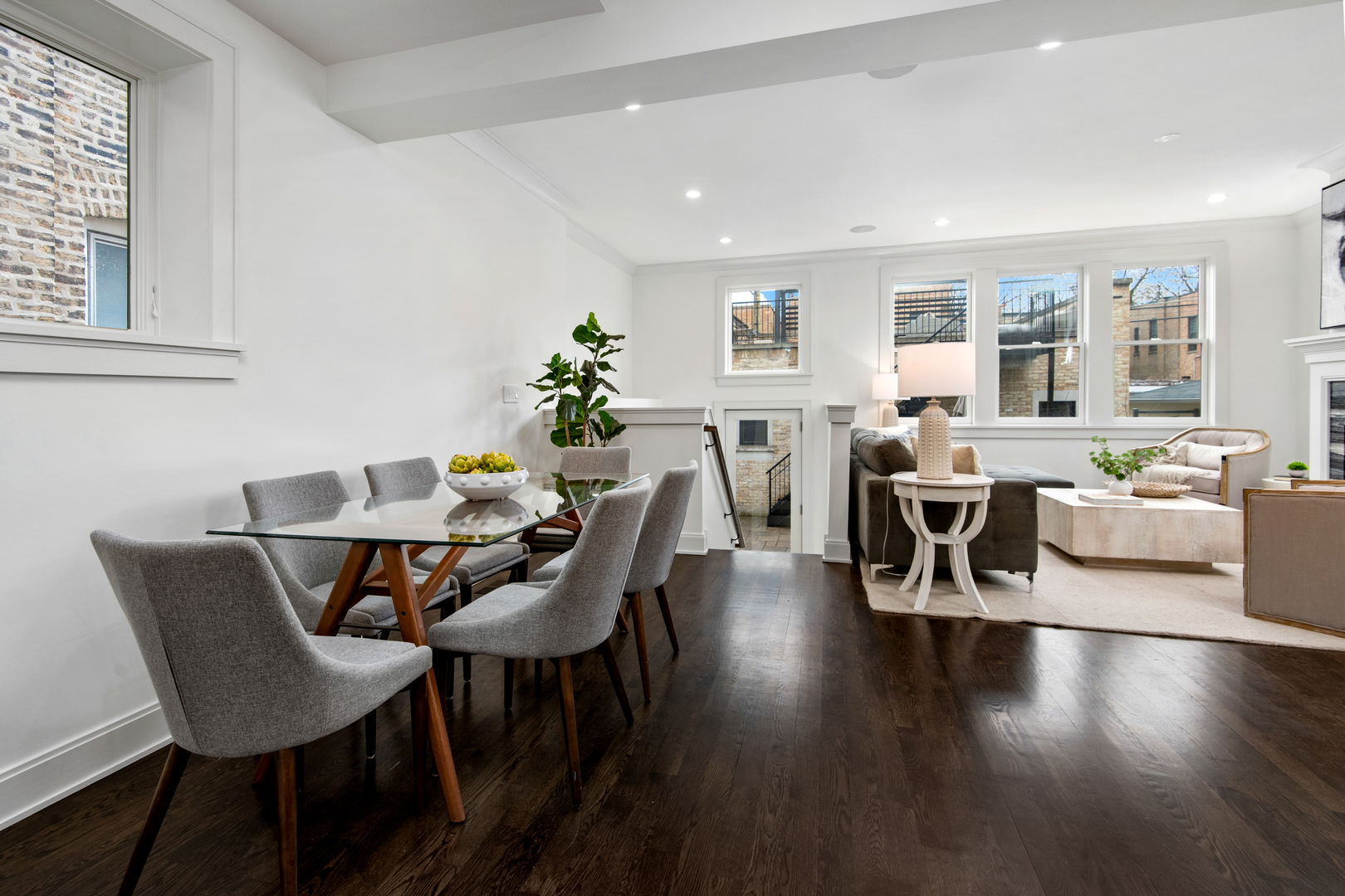 1319 W Cornelia Avenue