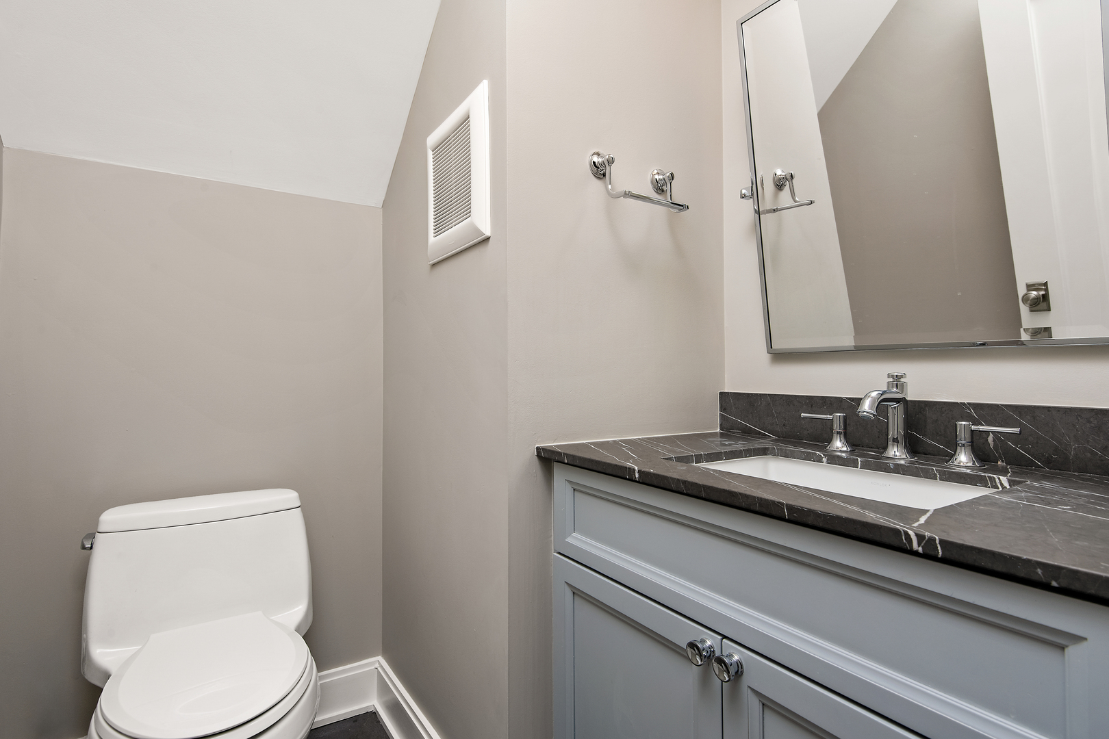 1319 W Cornelia Avenue