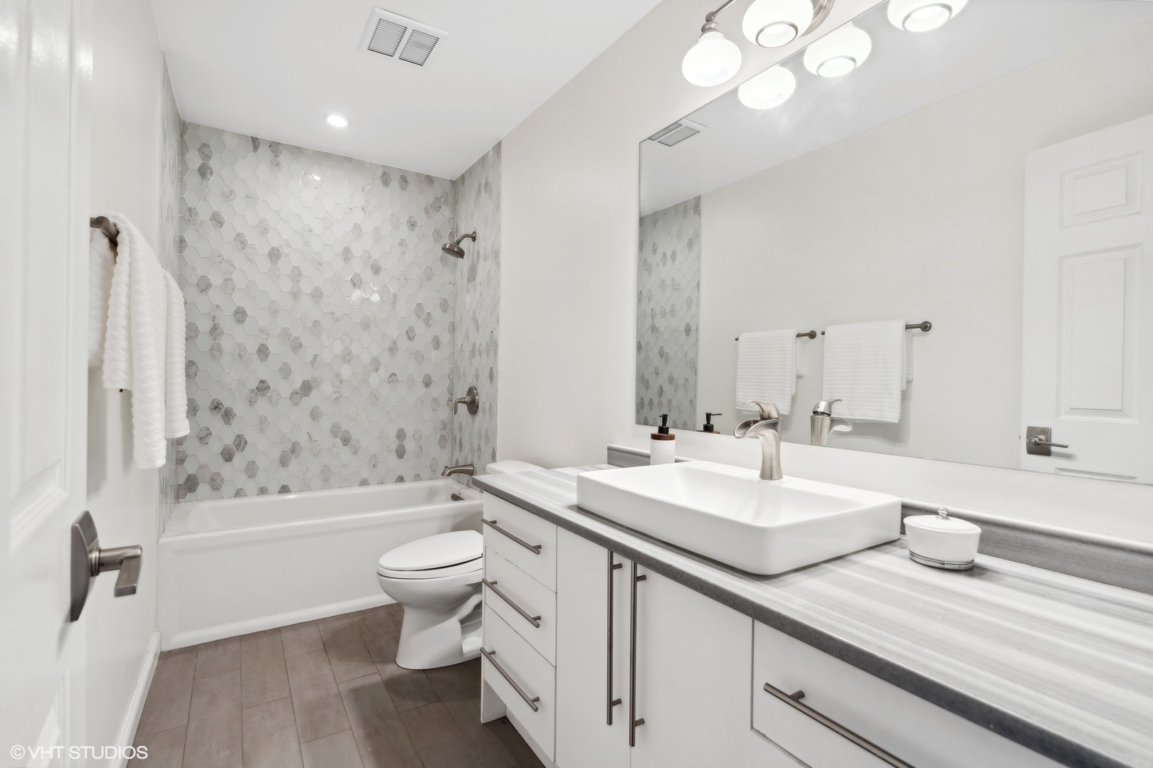 1472 S Prairie Avenue