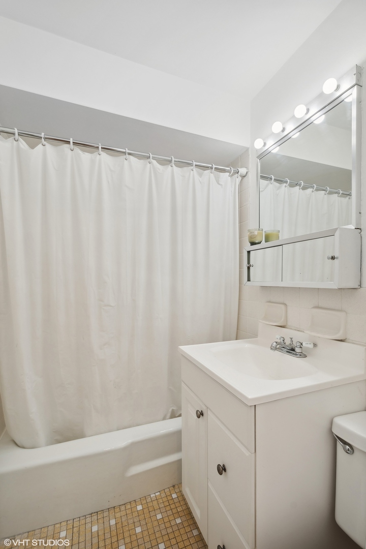 644 W Arlington Place Unit: 4J