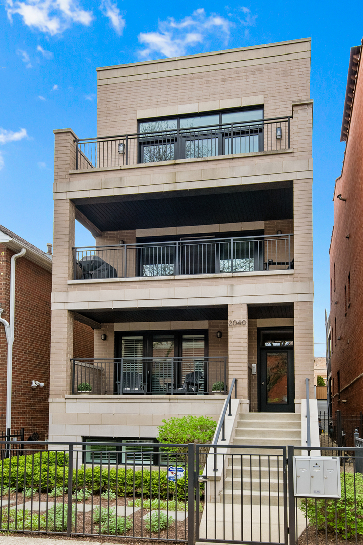 2040 N Racine Avenue Unit: 1