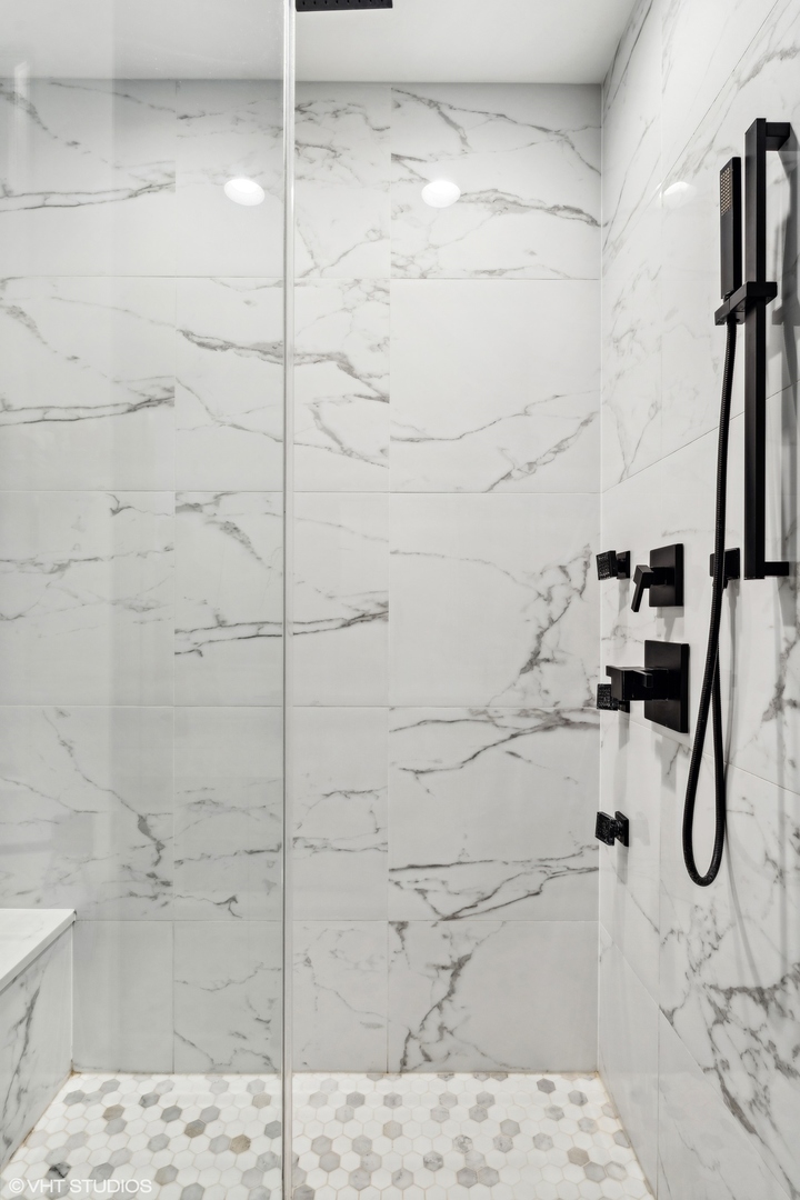 1415 N ROCKWELL Street Unit: 2