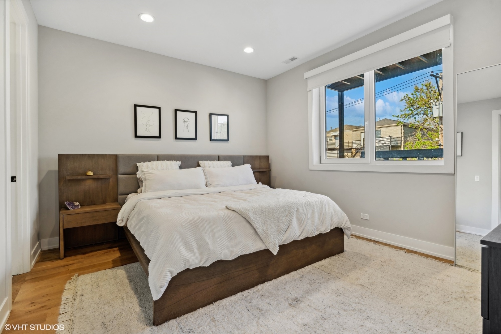 1415 N ROCKWELL Street Unit: 2