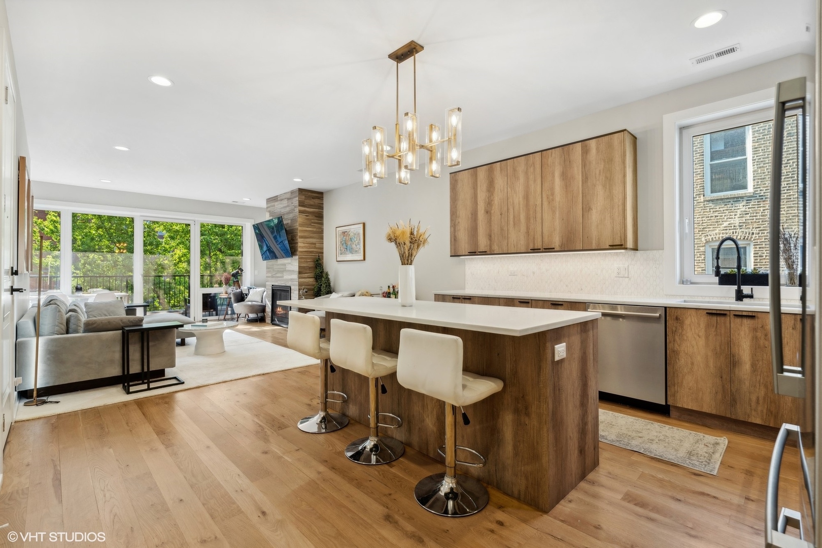 1415 N ROCKWELL Street Unit: 2