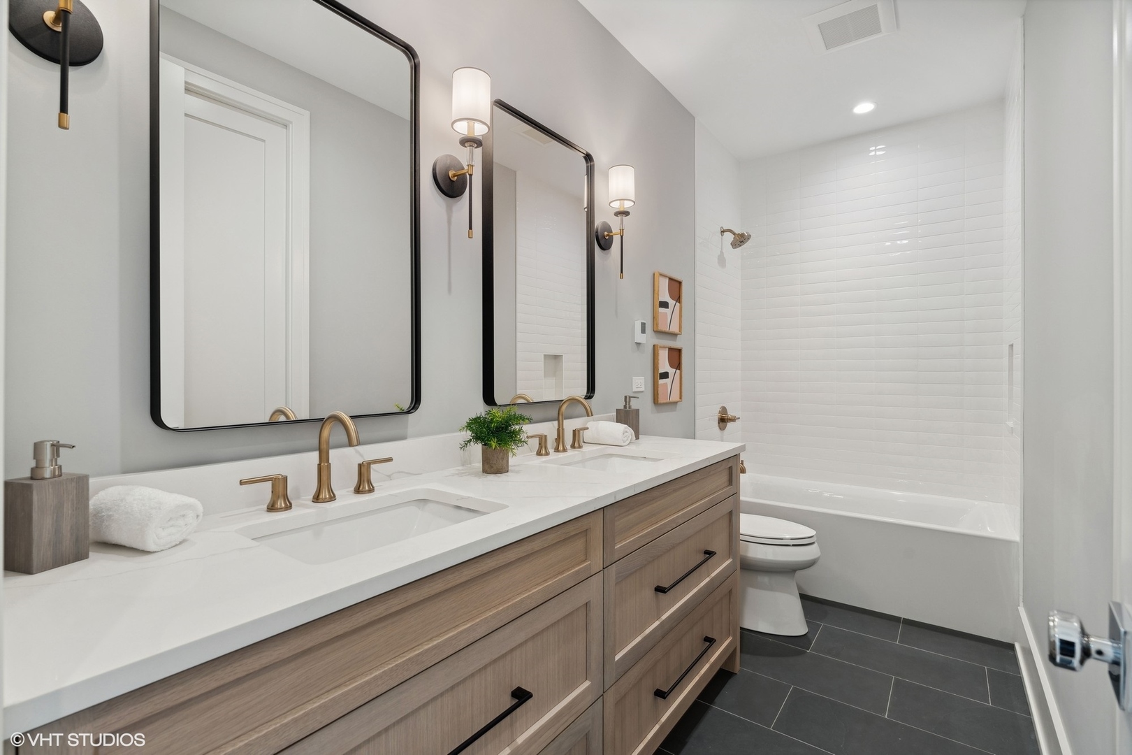 3529 N Paulina Street