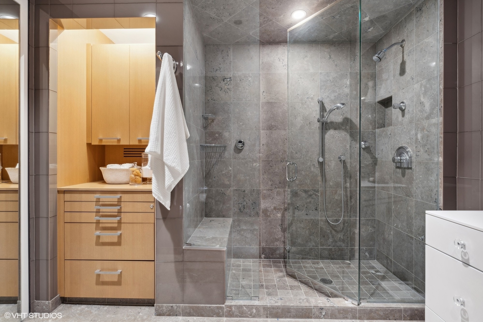 21 E Huron Street Unit: 2101
