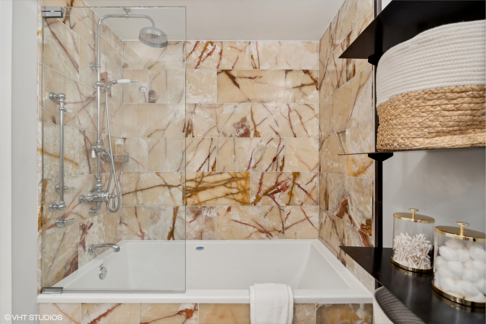 21 E Huron Street Unit: 2101
