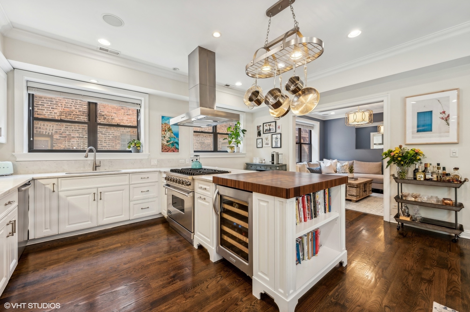 632 W Barry Avenue Unit: 2S