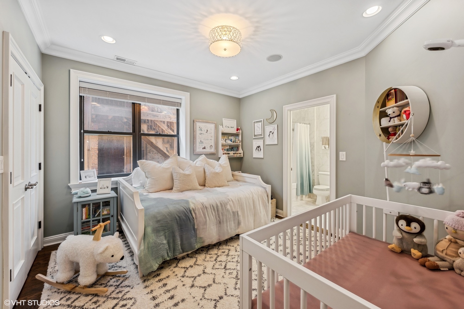 632 W Barry Avenue Unit: 2S