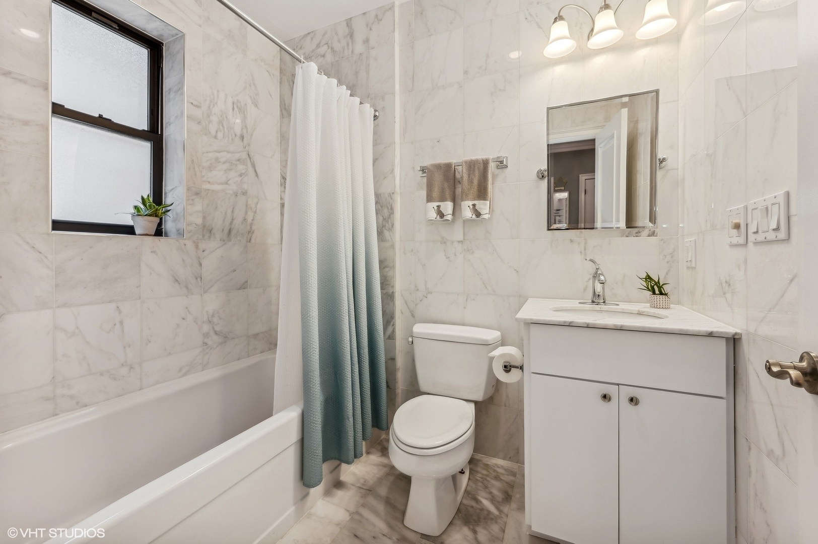 632 W Barry Avenue Unit: 2S