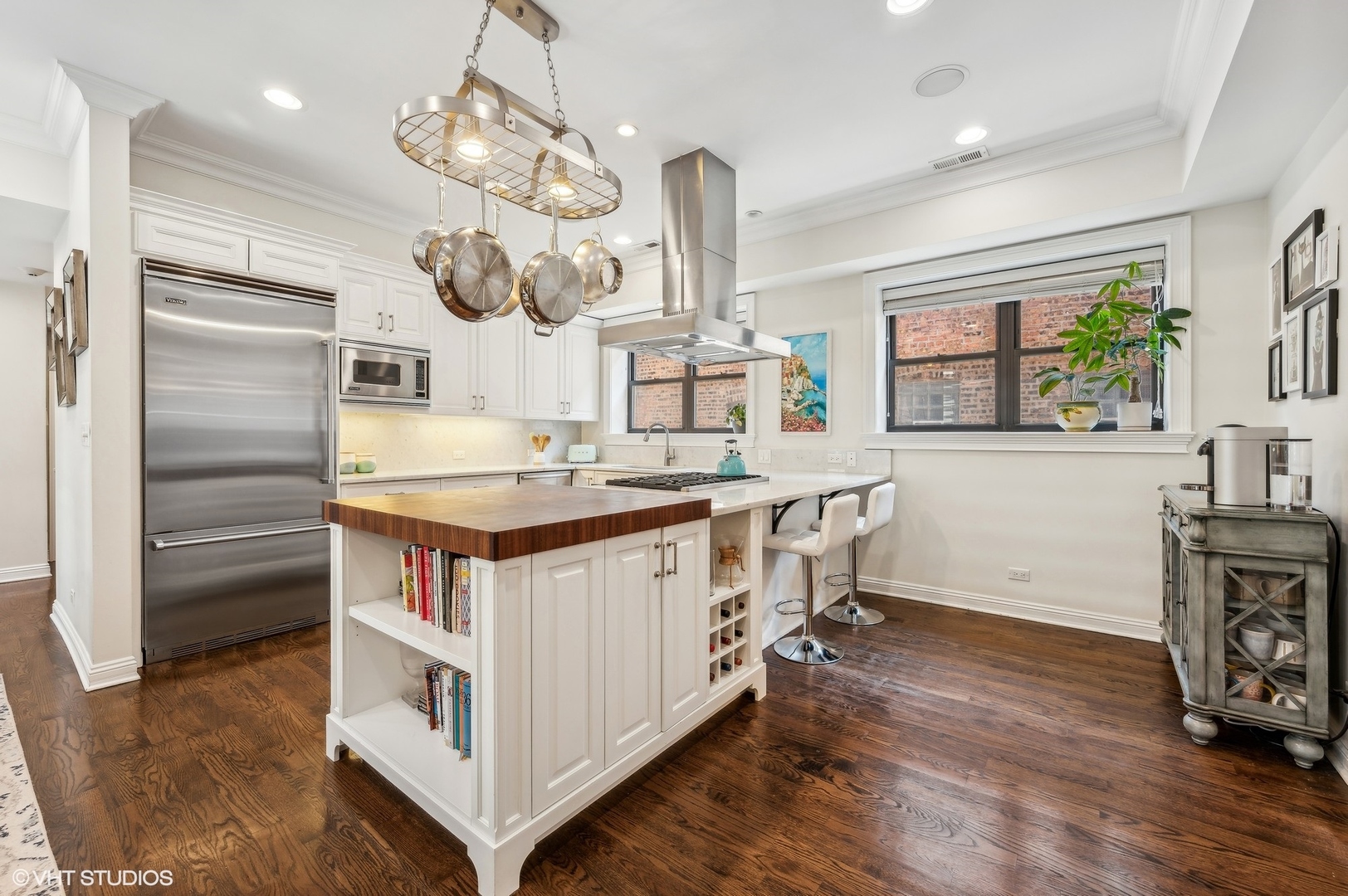 632 W Barry Avenue Unit: 2S