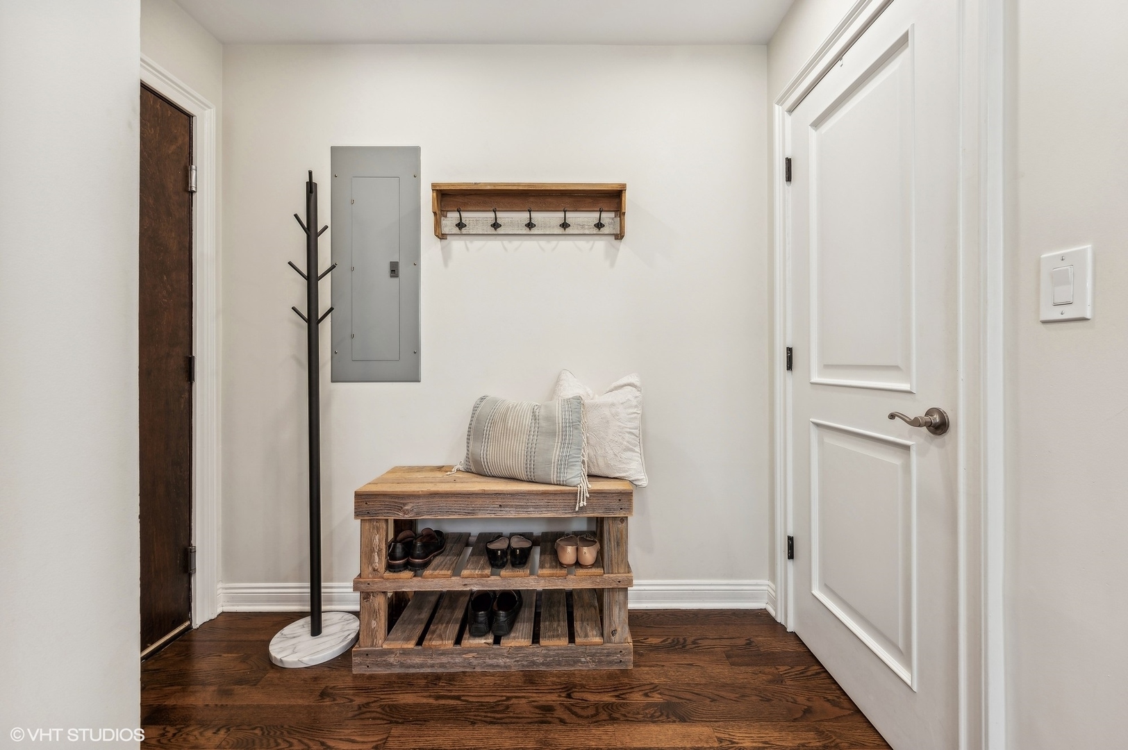 632 W Barry Avenue Unit: 2S