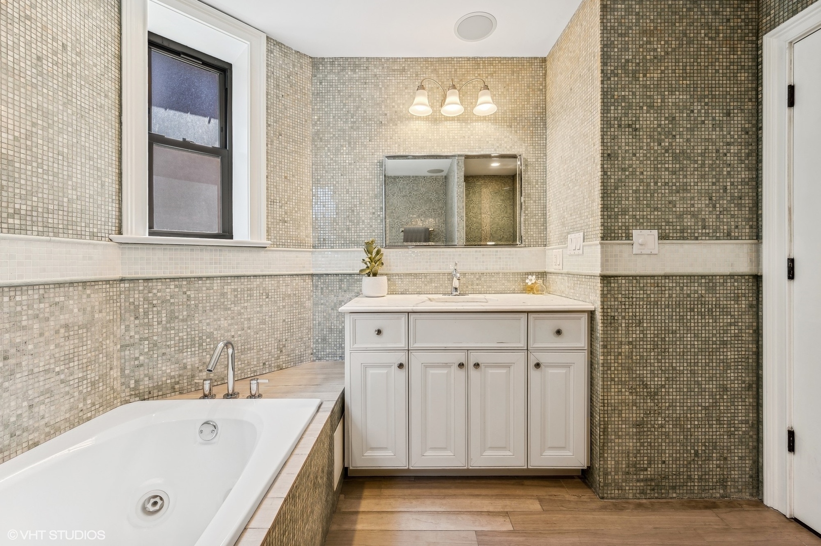 632 W Barry Avenue Unit: 2S