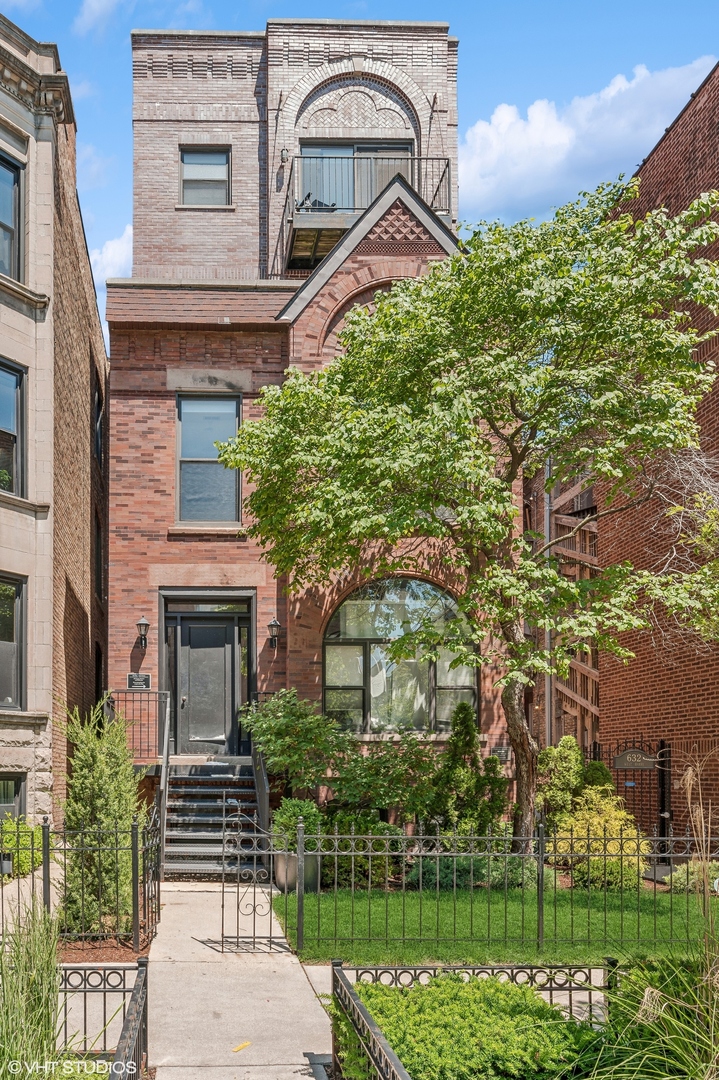 632 W Barry Avenue Unit: 2S