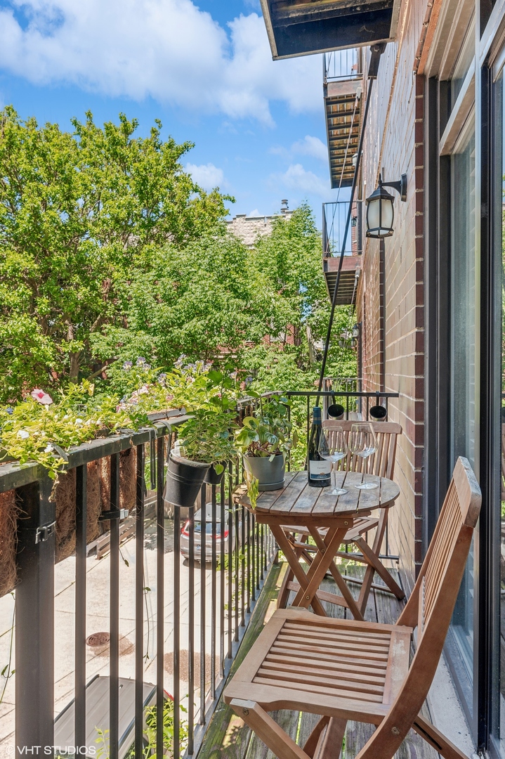 632 W Barry Avenue Unit: 2S