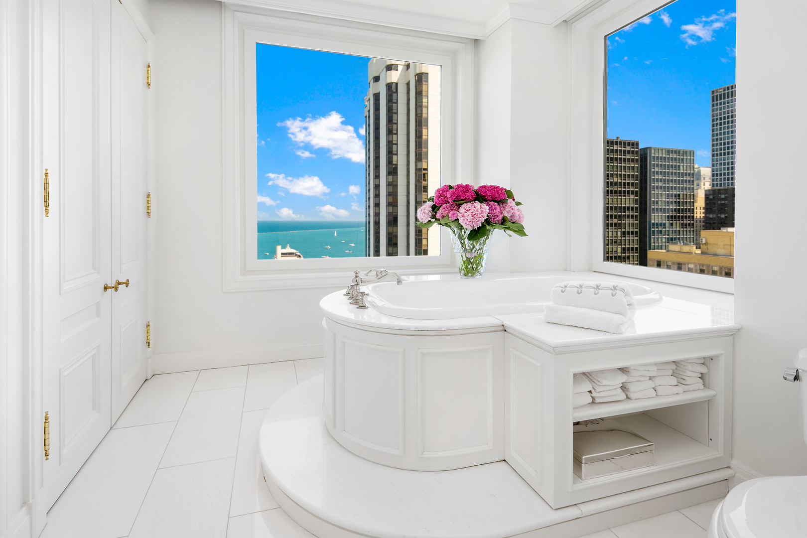 209 E LAKE SHORE Drive Unit: 14