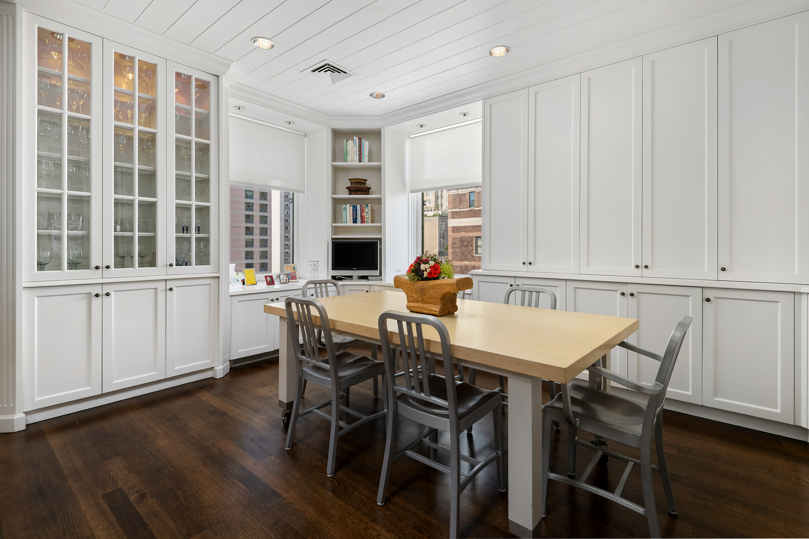 209 E LAKE SHORE Drive Unit: 14