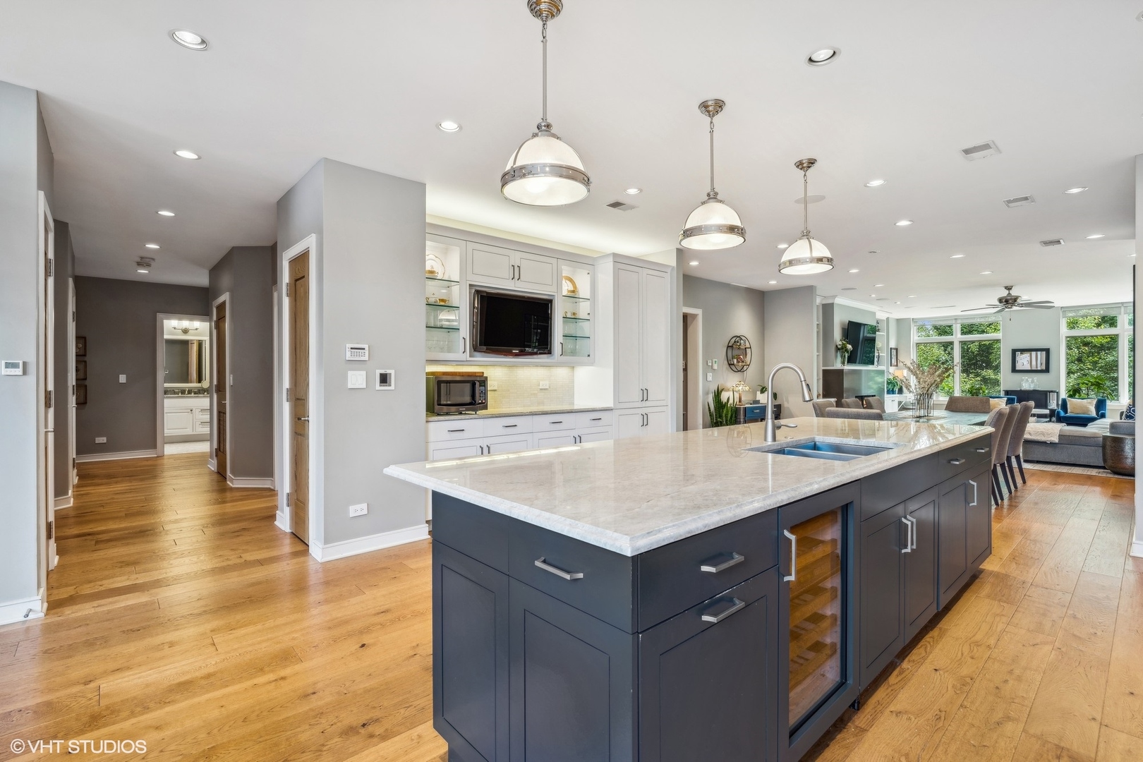 2636 N Lakewood Avenue Unit: 2