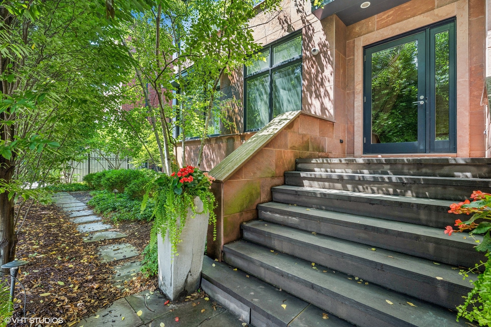 2636 N Lakewood Avenue Unit: 2