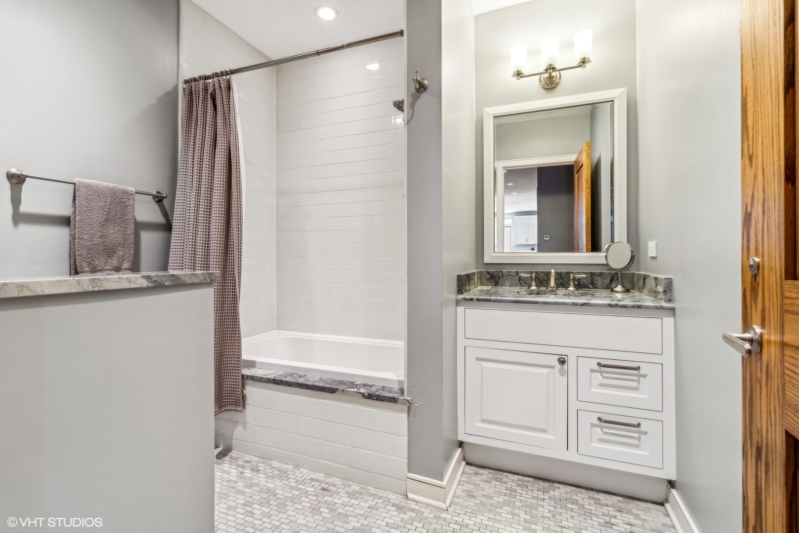 2636 N Lakewood Avenue Unit: 2