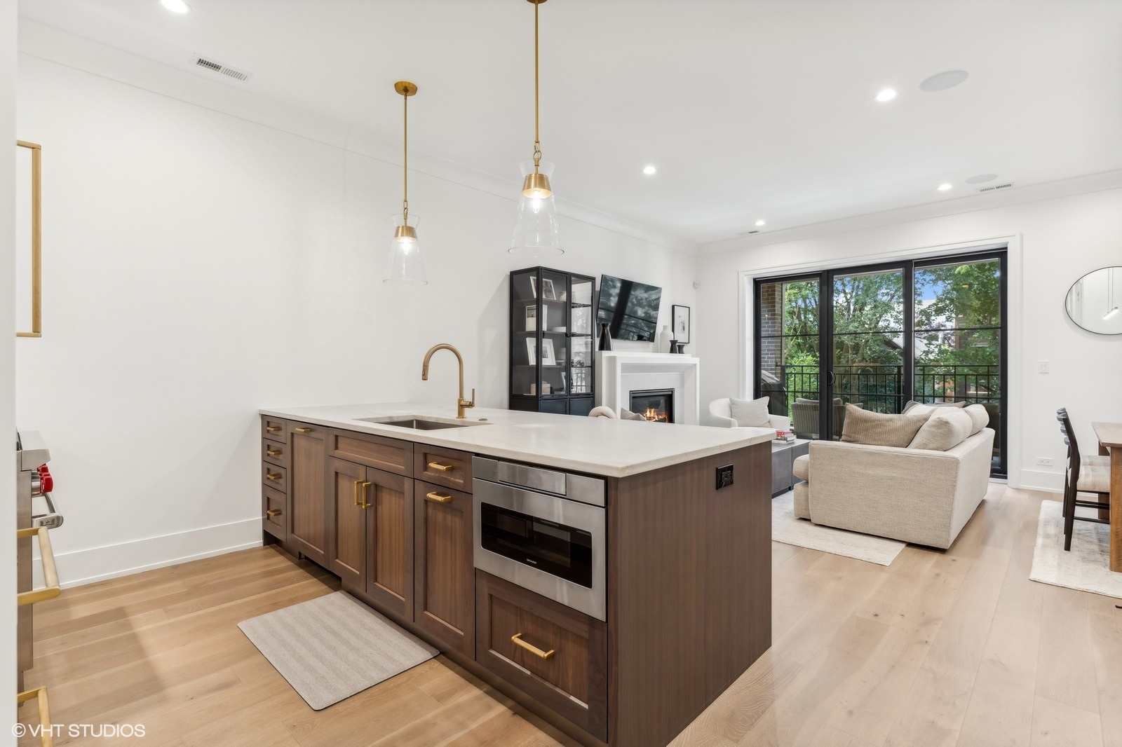 2541 N Wayne Avenue Unit: 2S