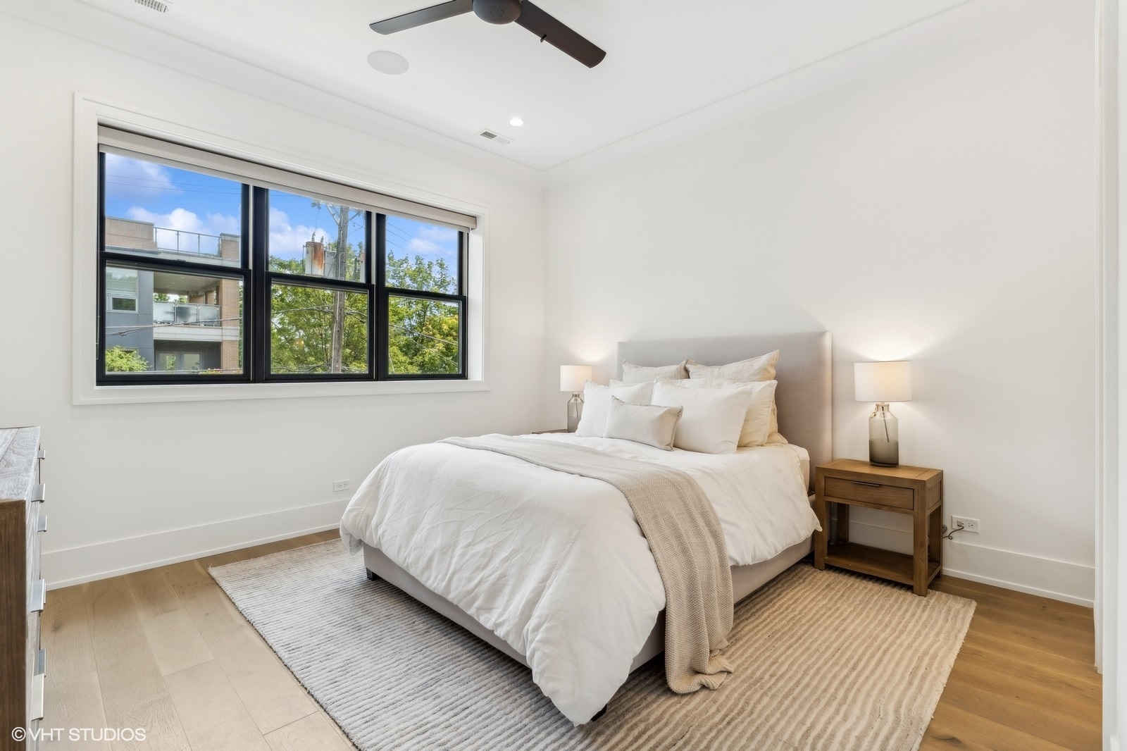 2541 N Wayne Avenue Unit: 2S