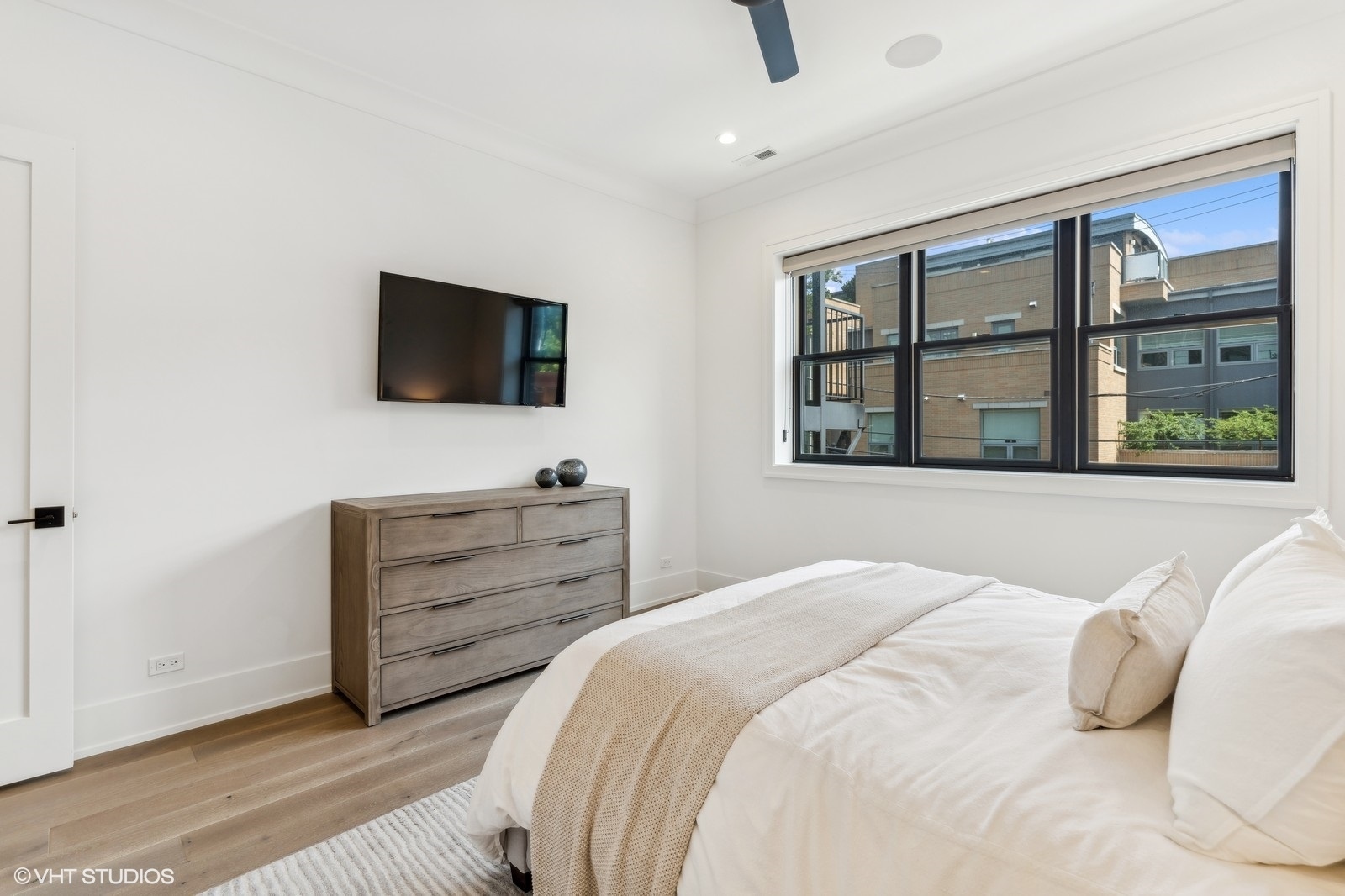 2541 N Wayne Avenue Unit: 2S