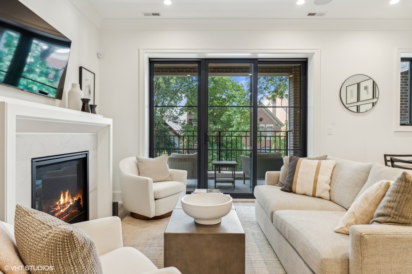 2541 N Wayne Avenue Unit: 2S