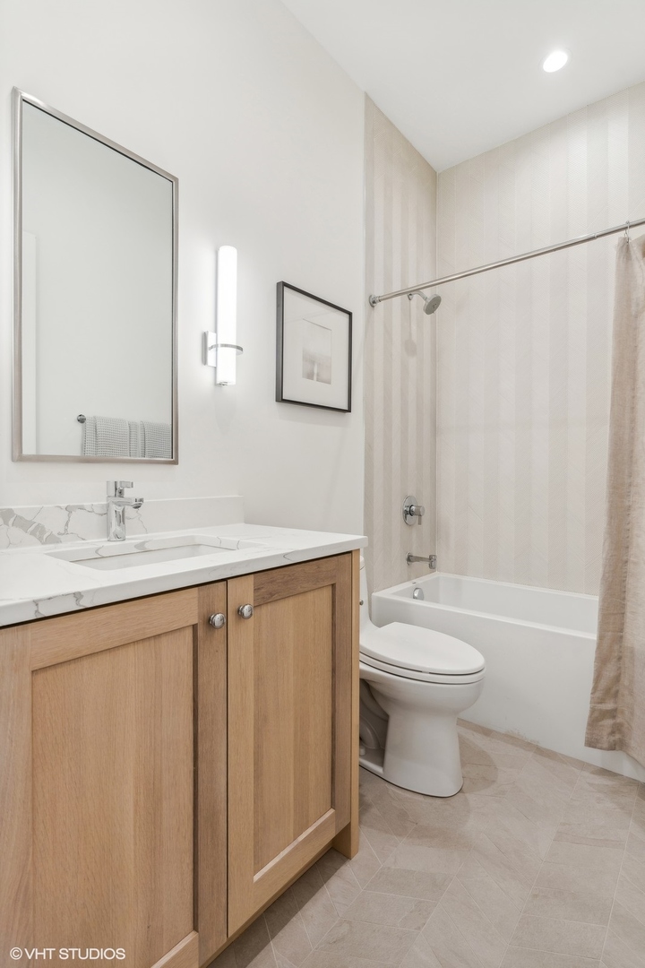 2541 N Wayne Avenue Unit: 2S