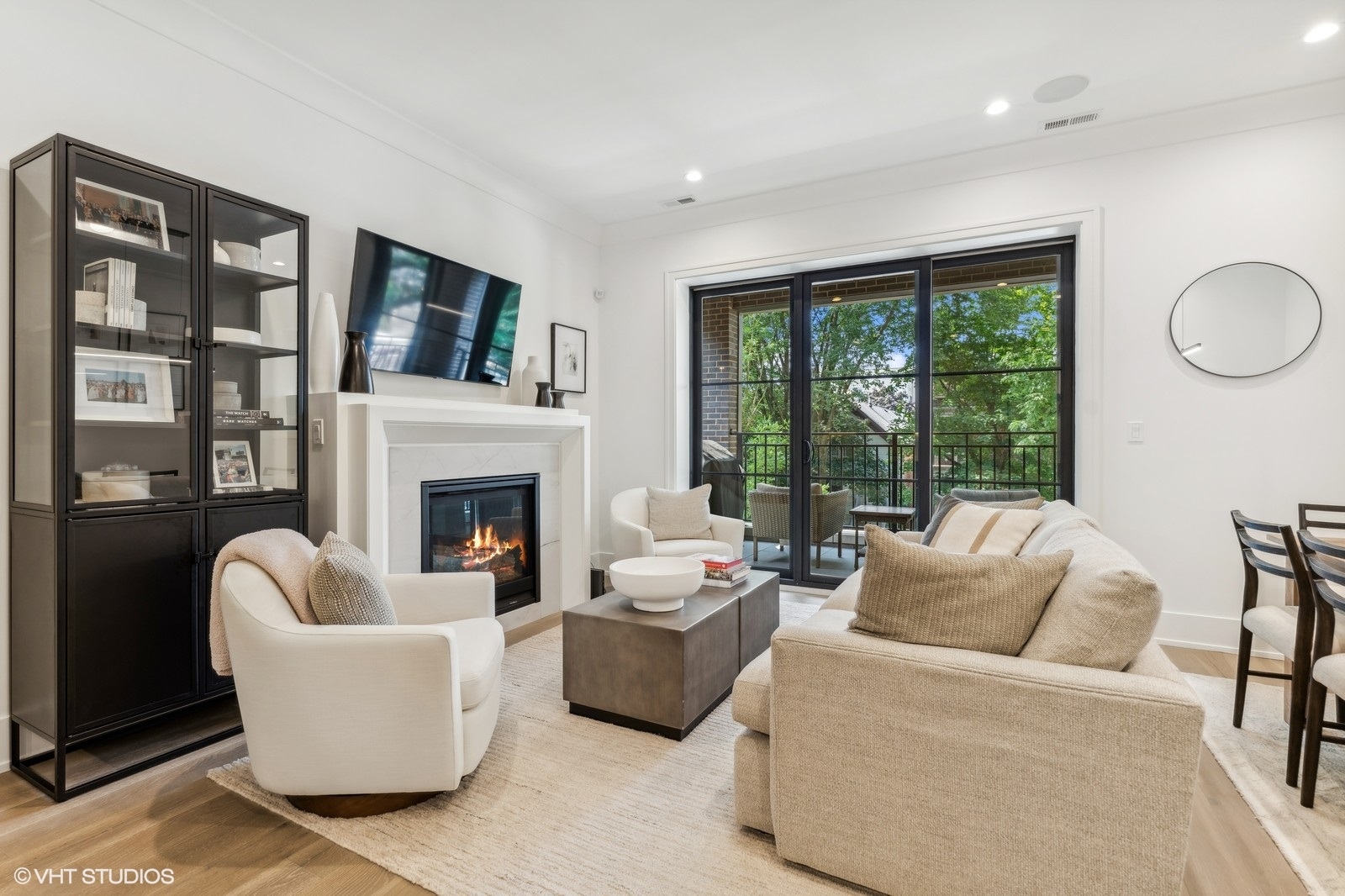 2541 N Wayne Avenue Unit: 2S