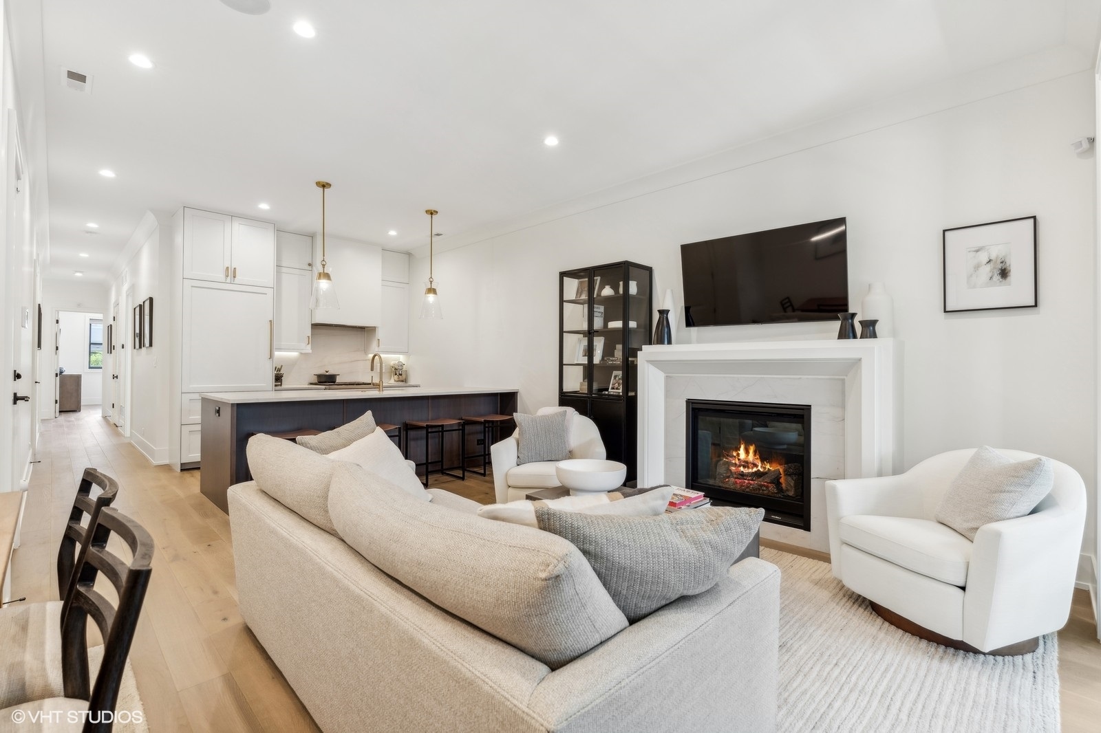 2541 N Wayne Avenue Unit: 2S