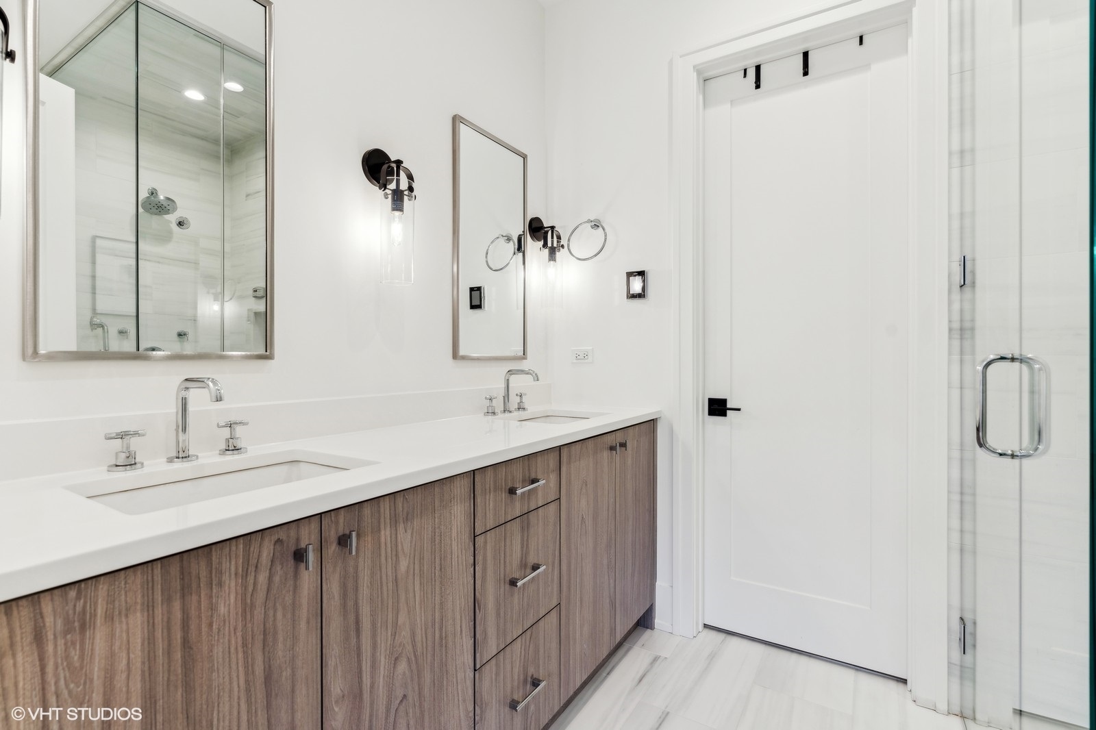 2541 N Wayne Avenue Unit: 2S