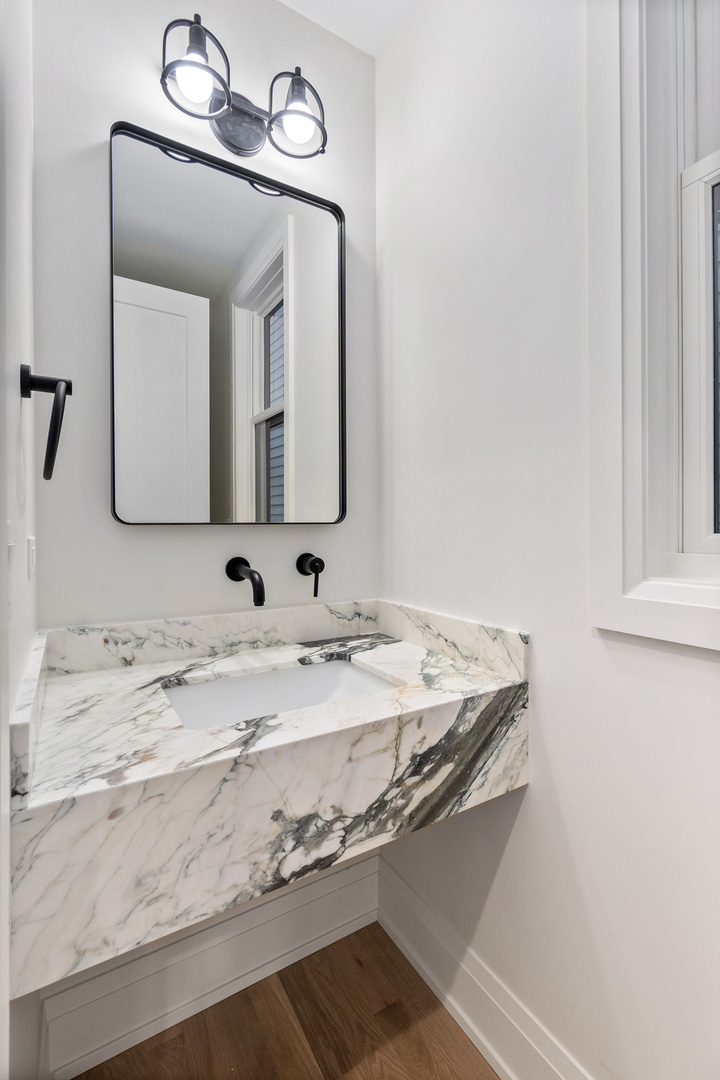 1924 W Cornelia Avenue