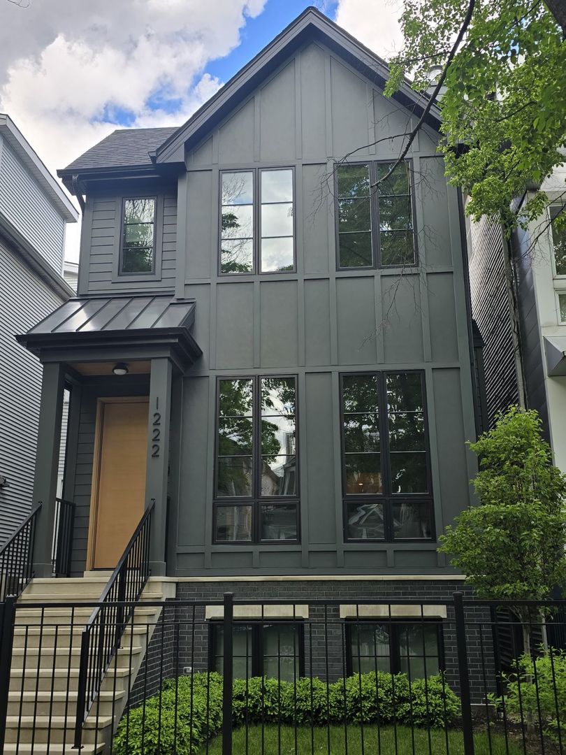 1924 W Cornelia Avenue