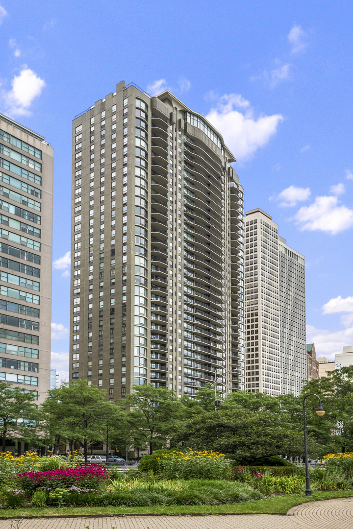 1040 N Lake Shore Drive Unit: 15A