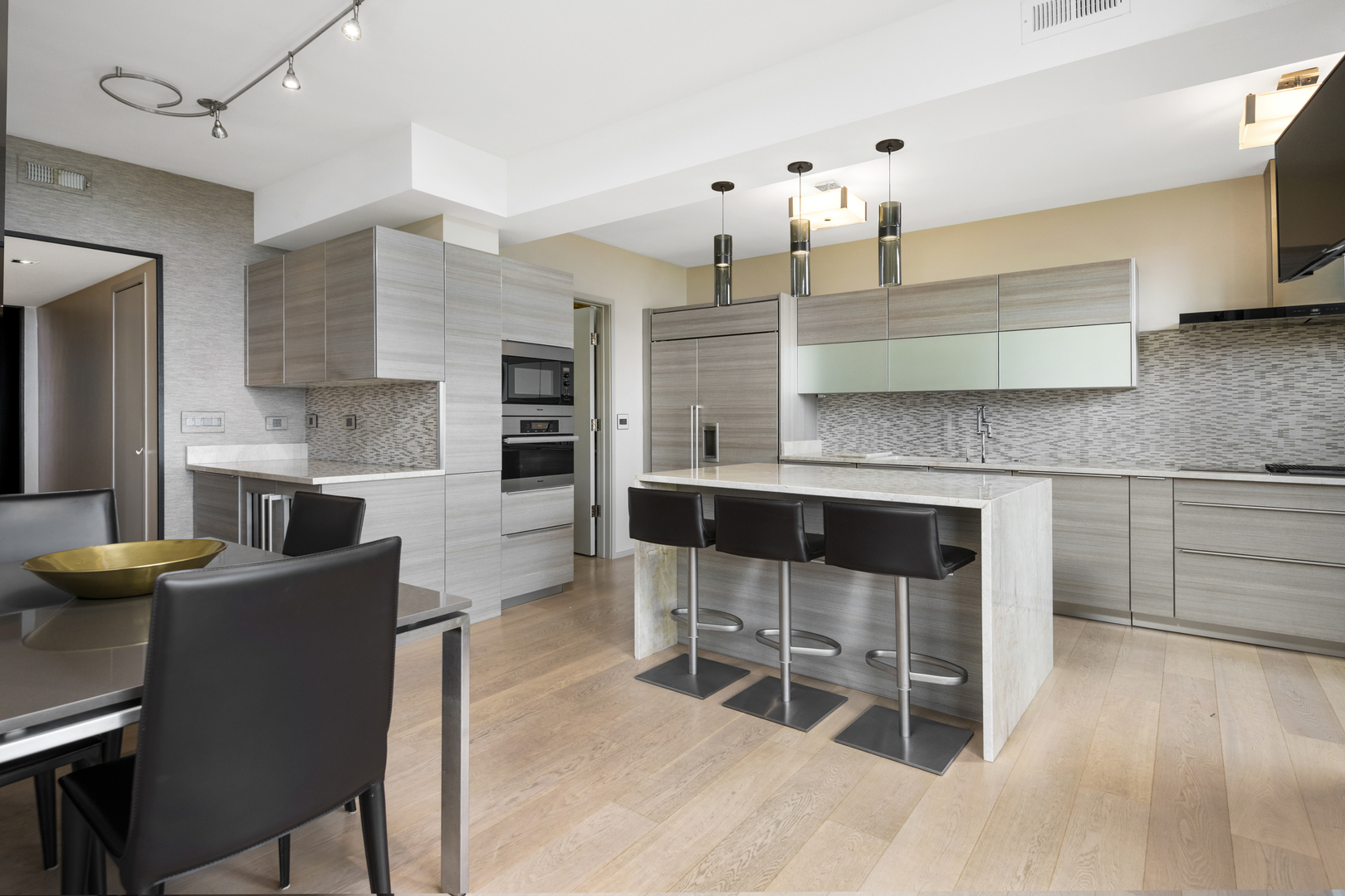 1040 N Lake Shore Drive Unit: 15A