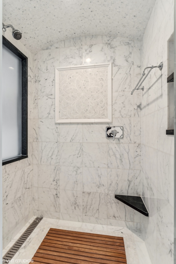 10 E SCHILLER Street Unit: 1E