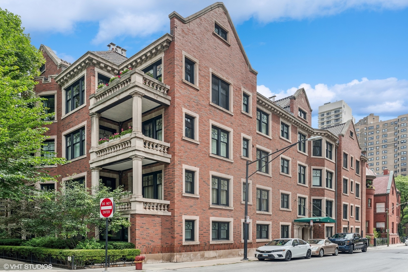 10 E SCHILLER Street Unit: 1E