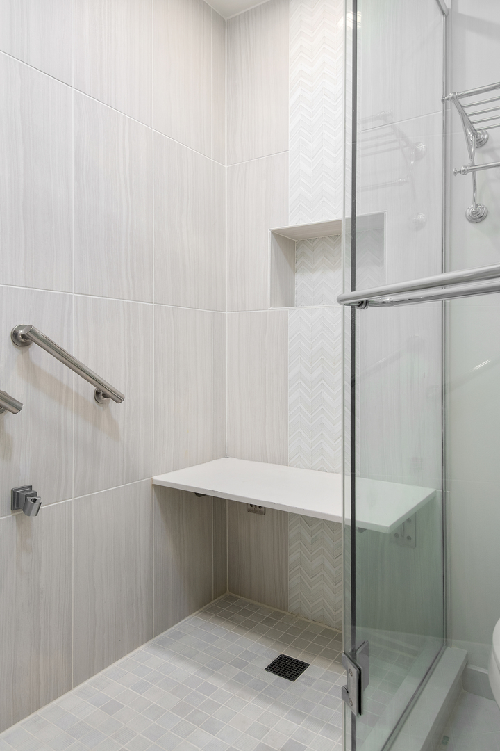 1300 N LAKE SHORE Drive Unit: 5D