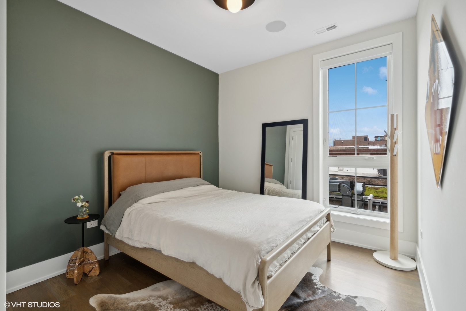 5015 N CLARK Street Unit: 301