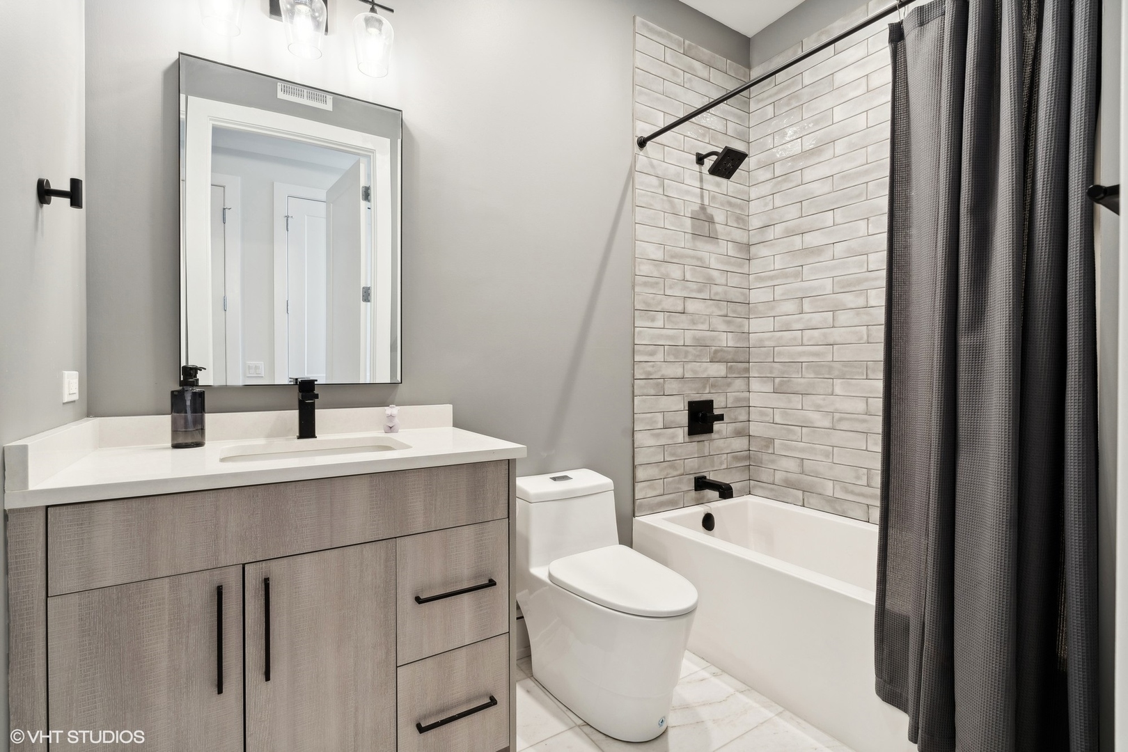 5015 N CLARK Street Unit: 301
