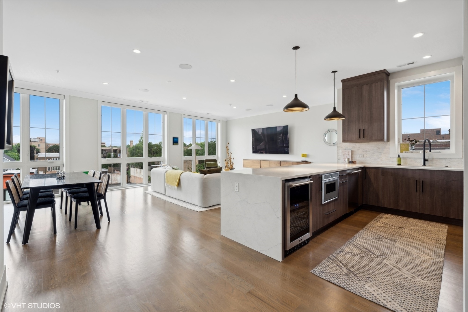 5015 N CLARK Street Unit: 301
