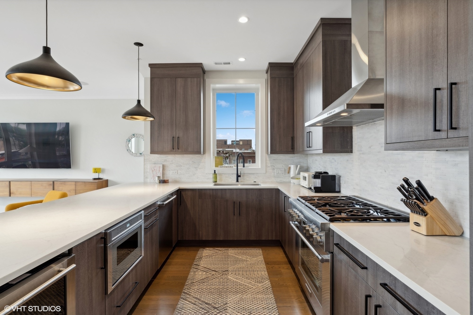 5015 N CLARK Street Unit: 301