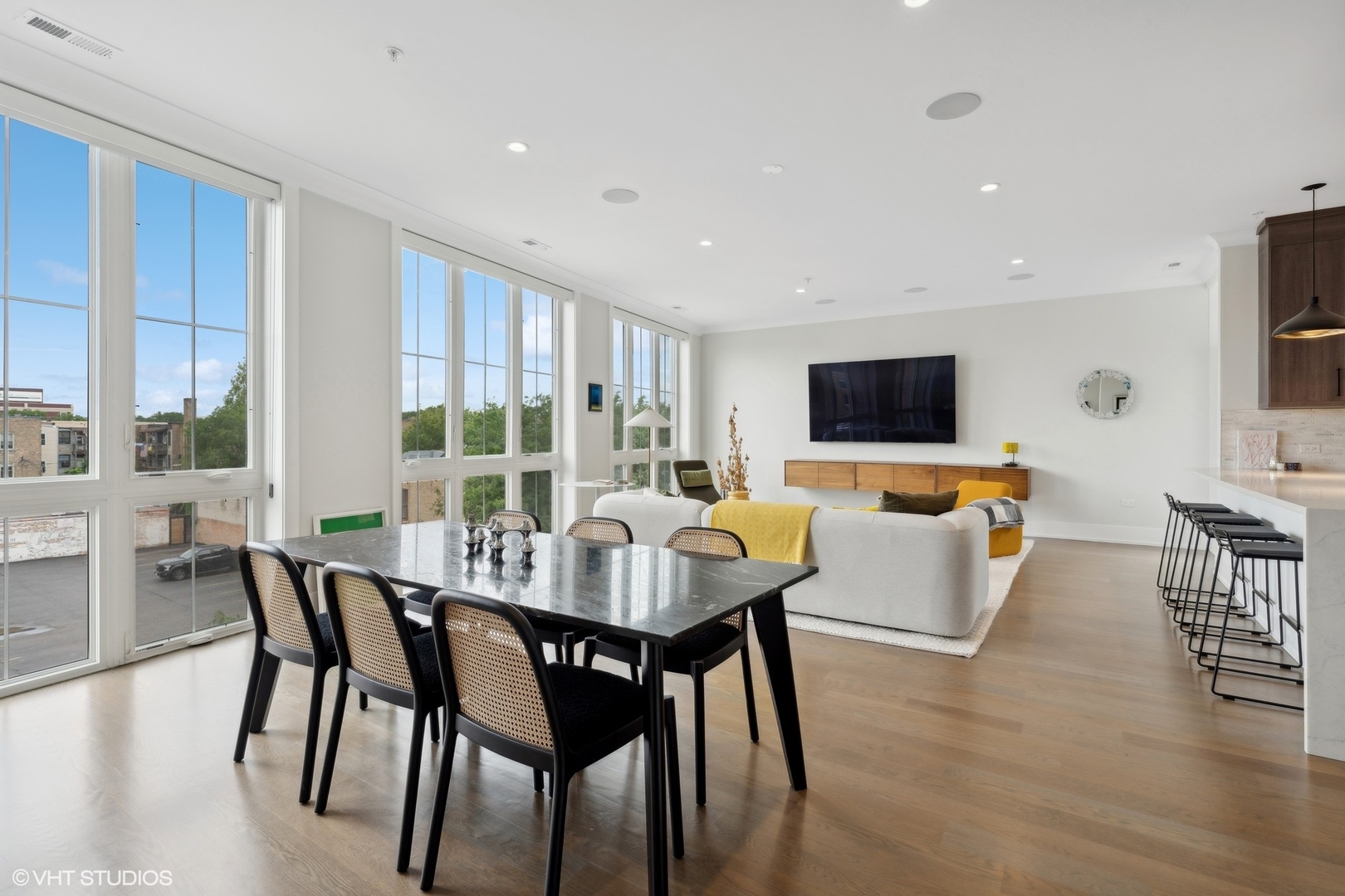 5015 N CLARK Street Unit: 301