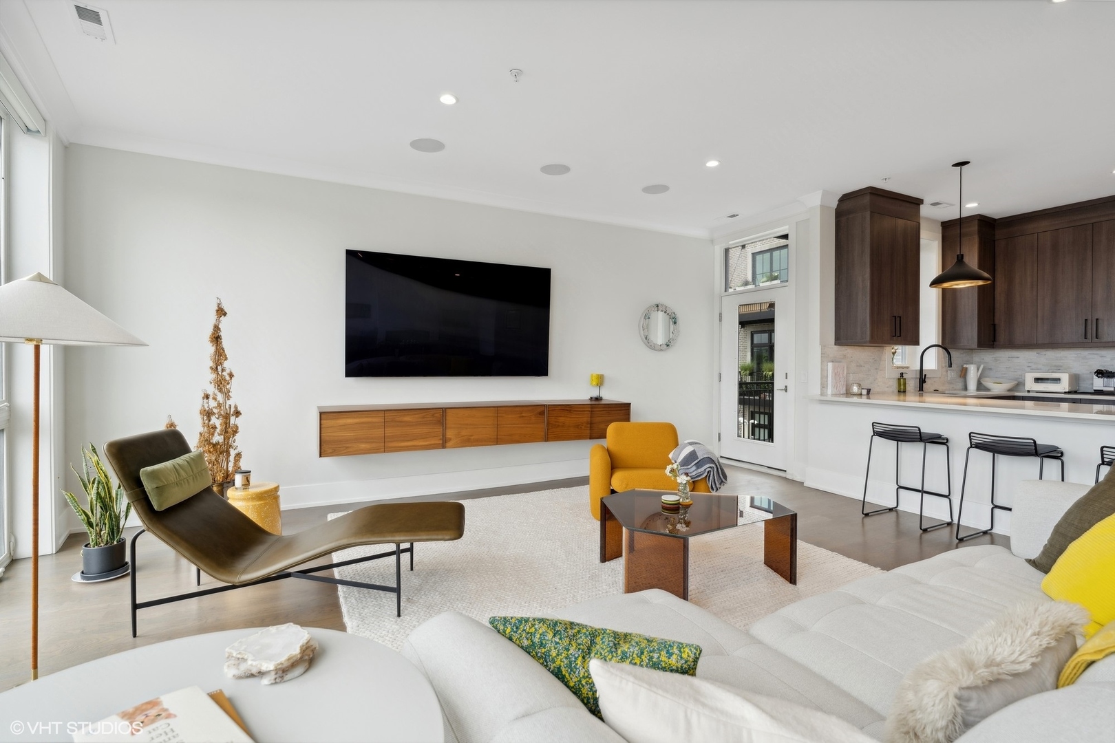 5015 N CLARK Street Unit: 301