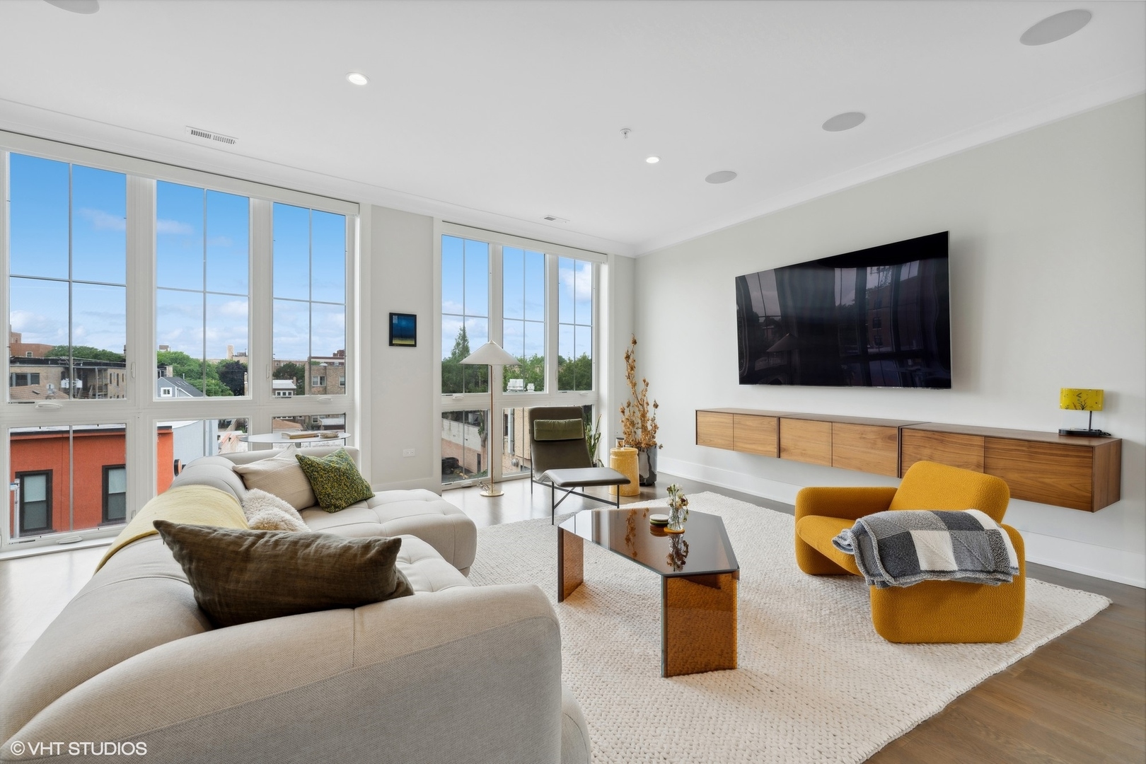 5015 N CLARK Street Unit: 301